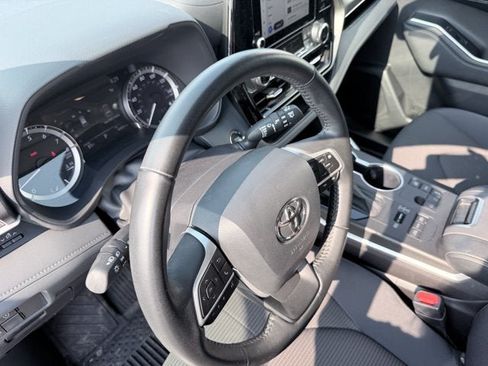 Used 2023 Toyota Highlander LE AWD/4WD image 15