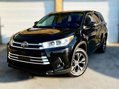 Used 2017 Toyota Highlander LE image 1