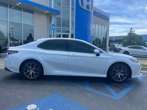 Used 2022 Toyota Camry XLE FWD image 5