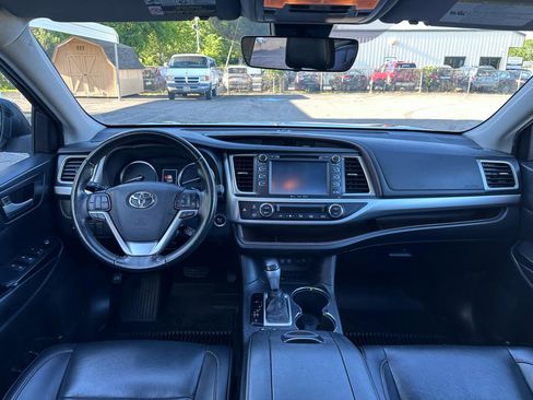 Used 2019 Toyota Highlander XLE FWD image 23