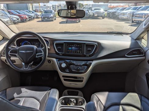 Used 2020 Chrysler Voyager Lxi image 2