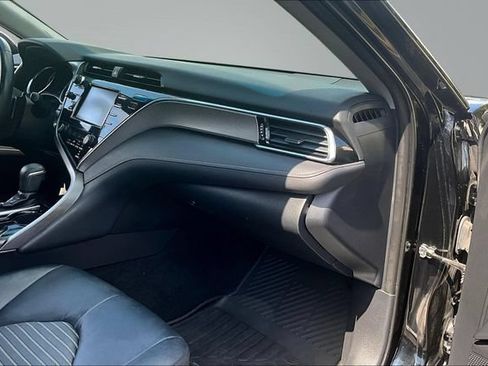 Used 2018 Toyota Camry SE w/ Moonroof Package FWD image 25