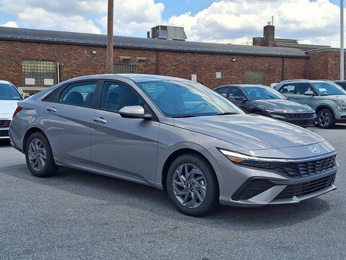 Certified 2025 Hyundai Elantra Hybrid FWD image 3