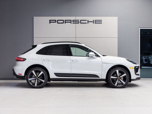 Certified 2026 Porsche Macan AWD/4WD image 8