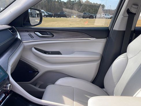 Certified 2022 Jeep Grand Cherokee Overland w/ Luxury Tech Group IV image 22