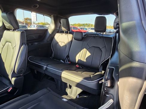 New 2026 Chrysler Pacifica Limited w/ Uconnect Theater Family Group image 31