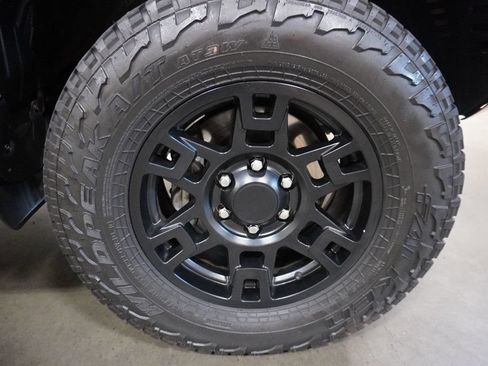 Used 2018 Toyota 4Runner SR5 AWD/4WD image 5
