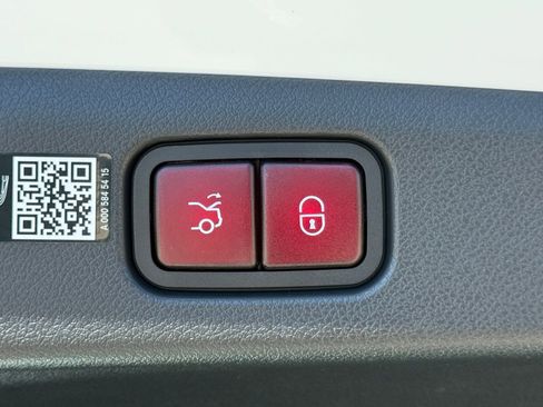 Used 2025 Mercedes-Benz E 350 4MATIC Sedan image 17