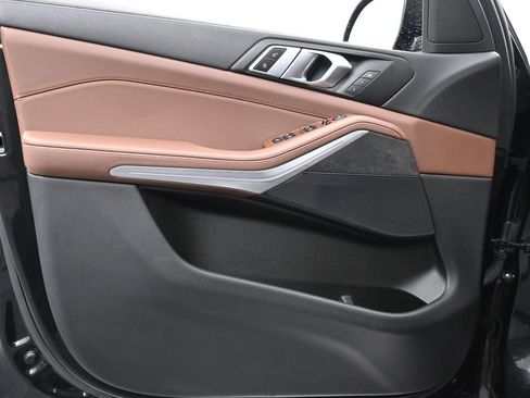 Used 2022 BMW X5 xDrive40i w/ M Sport Package image 9