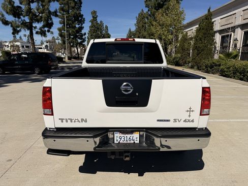 Used 2011 Nissan Titan SV w/ SV Value Truck Pkg image 8