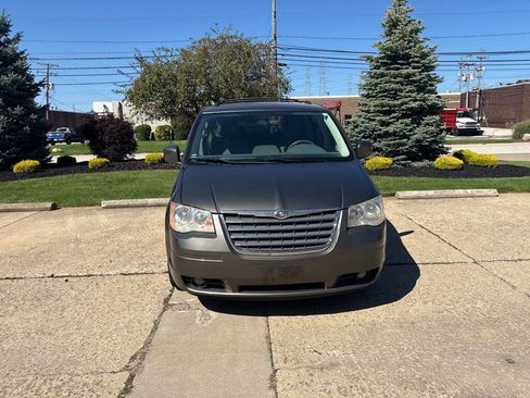 Used 2010 Chrysler Town & Country Touring FWD image 2