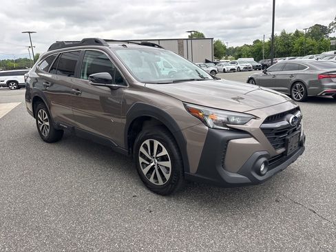 Used 2024 Subaru Outback Premium AWD/4WD image 9