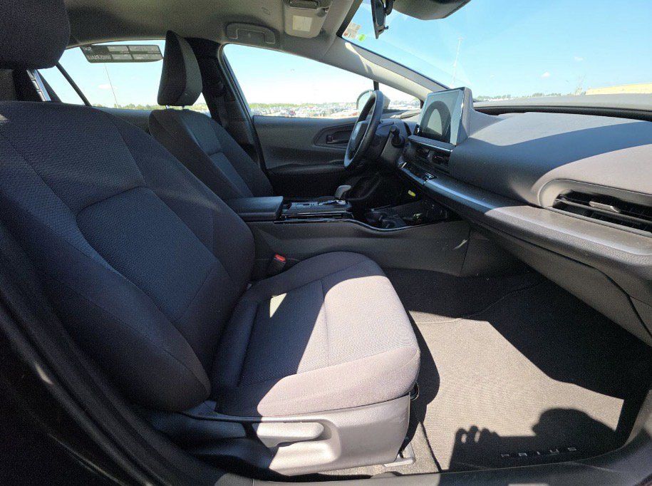 Used 2025 Toyota Prius LE FWD image 8