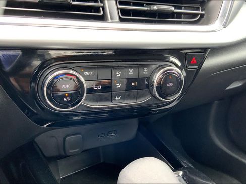 Used 2025 Chevrolet Trax LT FWD image 33