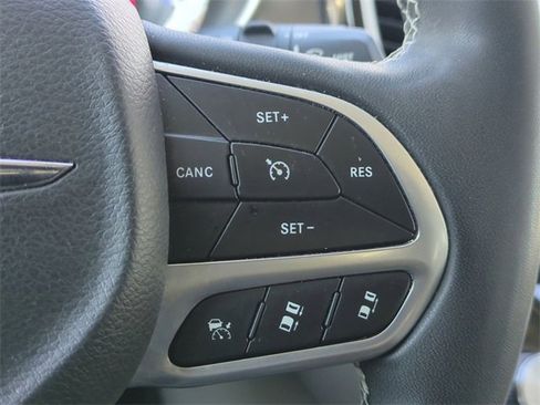 Used 2022 Chrysler Pacifica Touring-L image 15