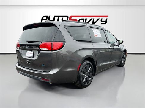 Used 2019 Chrysler Pacifica Touring-L w/ S Appearance Package image 7