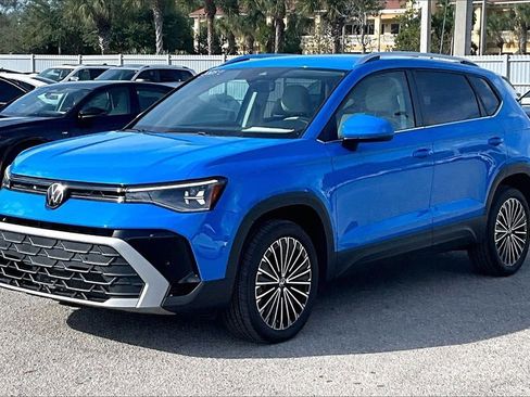 Certified 2025 Volkswagen Taos SE image 9