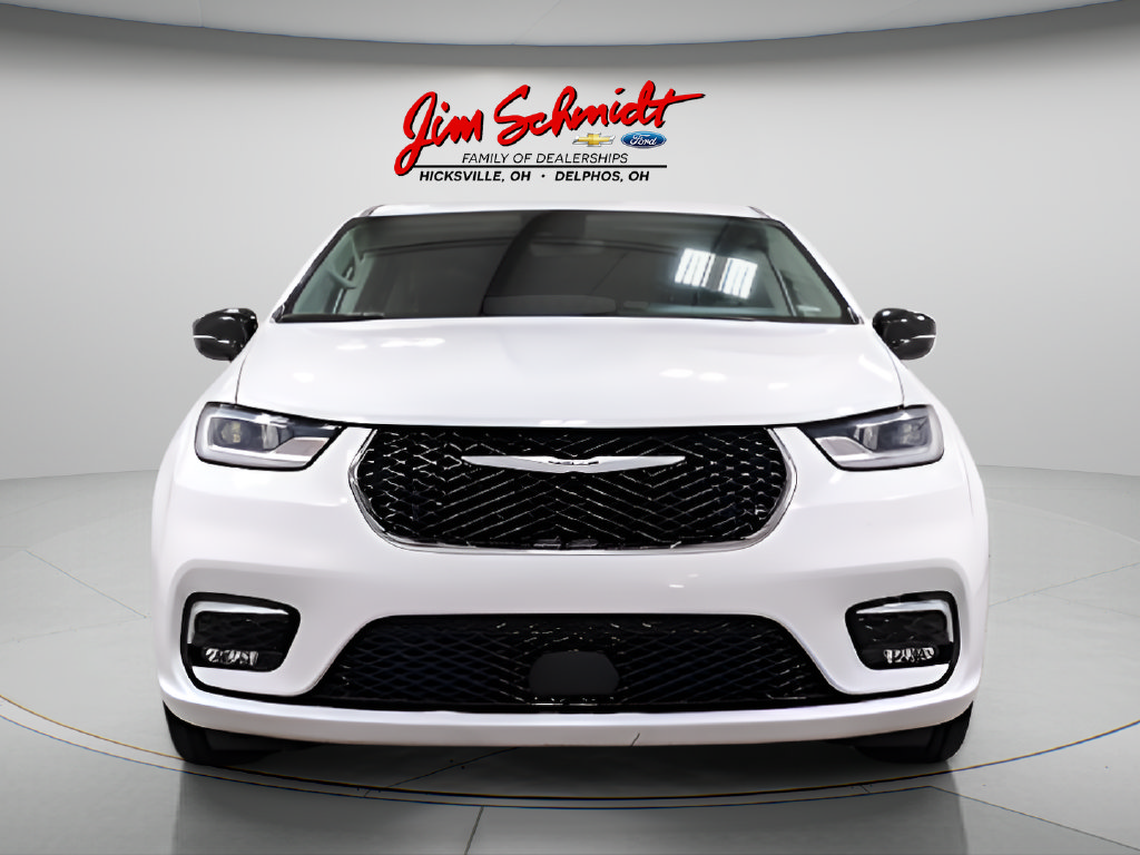 Used 2024 Chrysler Pacifica Touring-L FWD image 2
