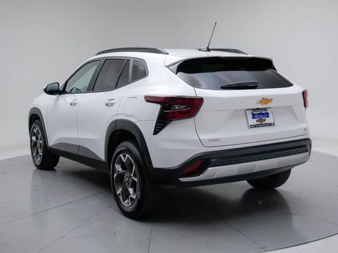 Used 2025 Chevrolet Trax LT FWD image 4