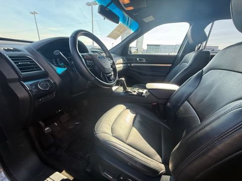 Used 2018 Ford Explorer XLT w/ Equipment Group 202A AWD/4WD image 12