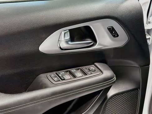 Used 2026 Chrysler Pacifica Select FWD image 16