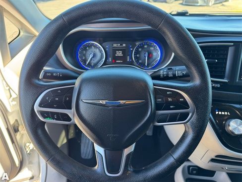 Used 2019 Chrysler Pacifica LX image 21