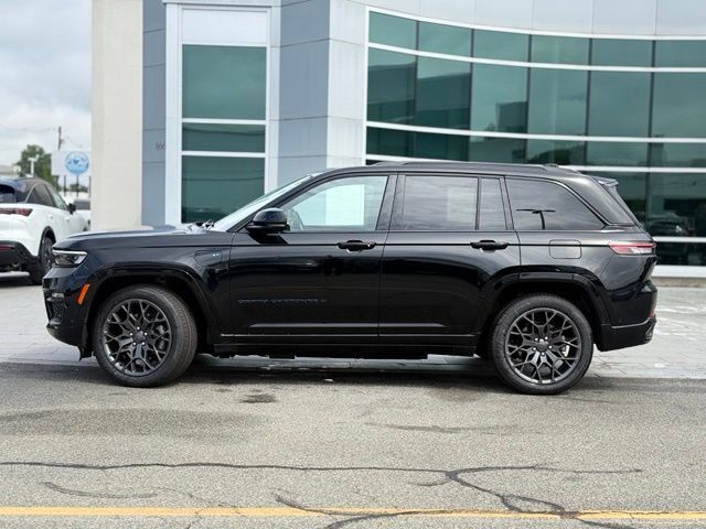 Used 2023 Jeep Grand Cherokee Summit AWD/4WD image 3