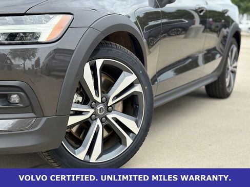 Certified 2025 Volvo V60 B5 Cross Country Plus AWD/4WD image 11