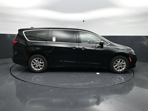 Used 2024 Chrysler Pacifica Touring-L FWD image 10
