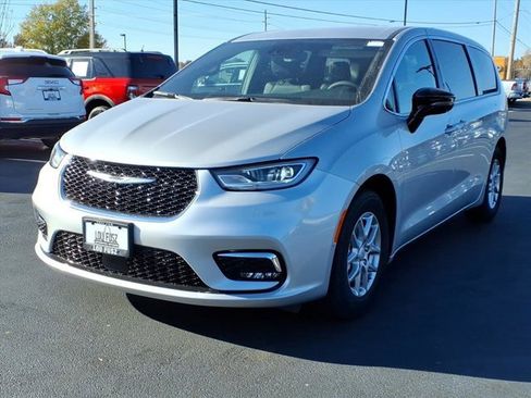 New 2026 Chrysler Pacifica Select image 2