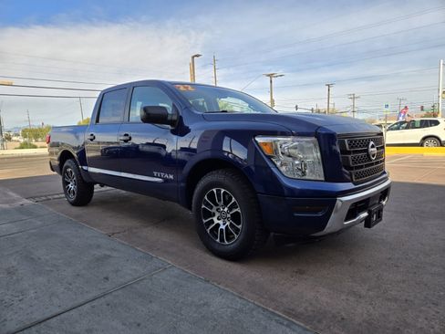 Used 2022 Nissan Titan SV image 4