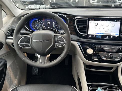 Certified 2024 Chrysler Pacifica Limited image 28
