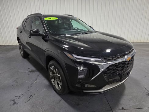 Used 2024 Chevrolet Trax LT FWD image 2