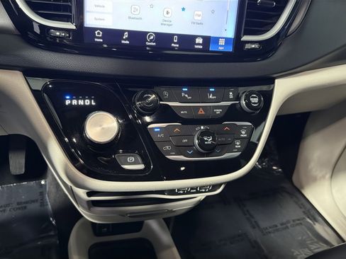 Used 2023 Chrysler Pacifica Touring-L FWD image 24