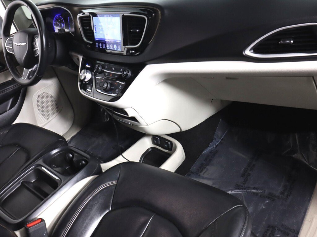 Used 2017 Chrysler Pacifica Touring-L FWD image 43