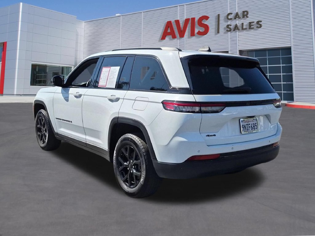 Used 2025 Jeep Grand Cherokee Altitude AWD/4WD image 9