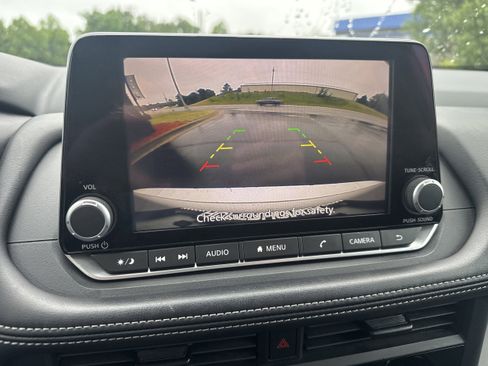 Used 2024 Nissan Rogue S FWD image 16