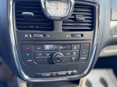 Used 2013 Chrysler Town & Country Touring image 28