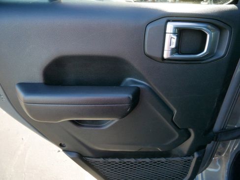 Used 2021 Jeep Gladiator Sport image 12