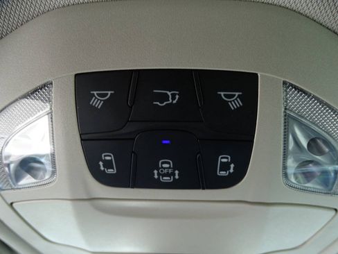 Used 2024 Chrysler Pacifica Touring-L FWD image 19