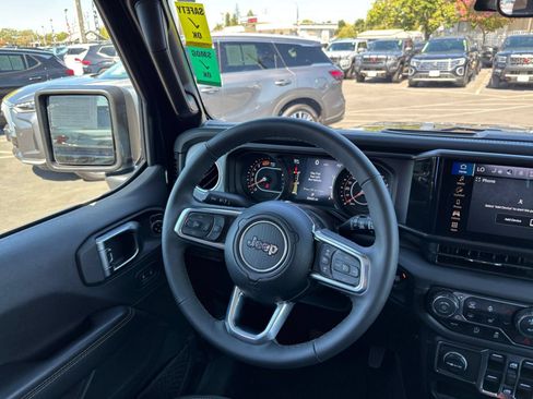 Used 2025 Jeep Wrangler Unlimited Sahara AWD/4WD image 29