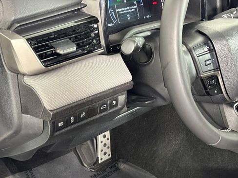 Used 2025 Toyota Camry SE w/ Convenience Package image 12