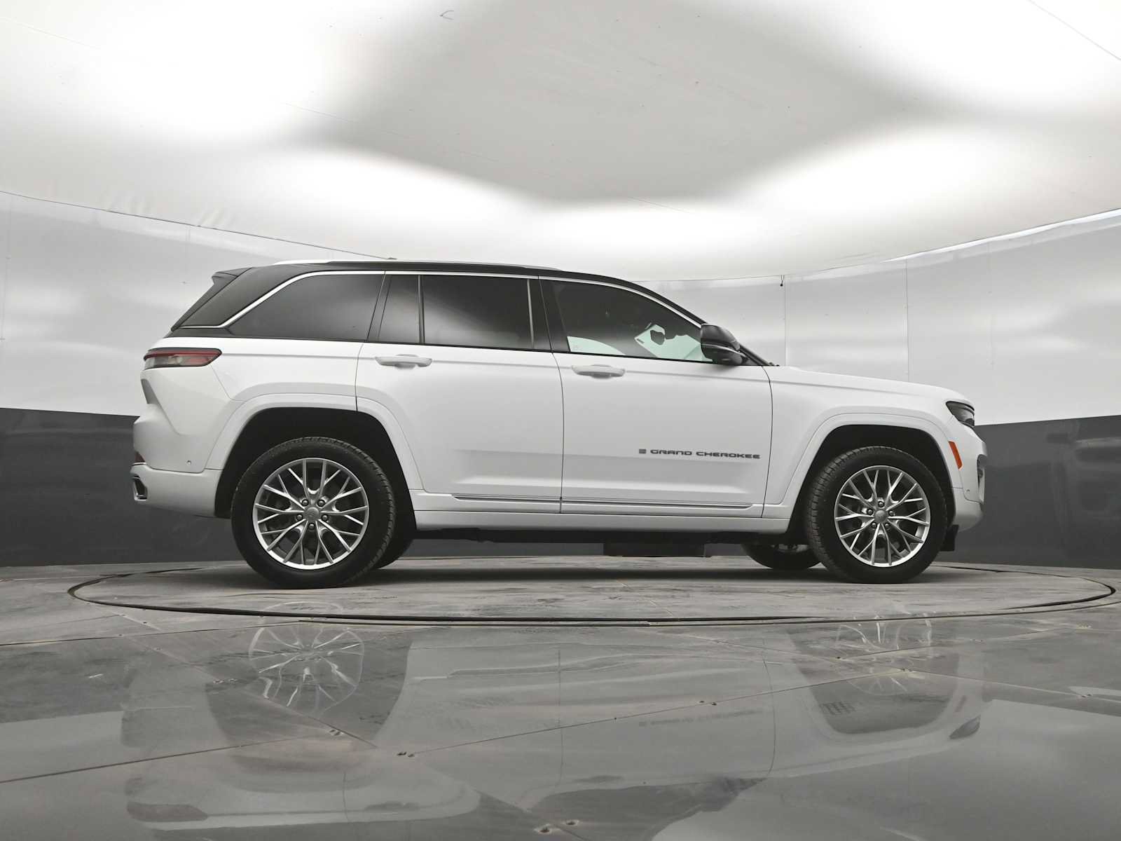 Used 2022 Jeep Grand Cherokee Summit w/ Advanced Protech Group IV AWD/4WD image 39
