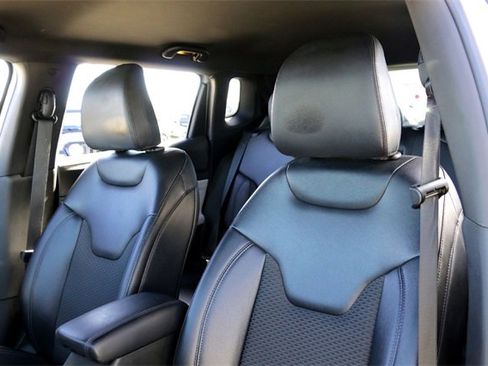 Used 2025 Jeep Compass Latitude image 11