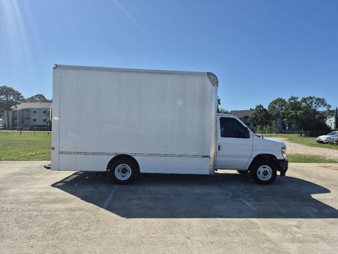 Used 2024 Ford E-450 and Econoline 450 Super Duty w/ Driver's Safety Package RWD image 10