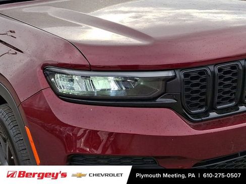 Used 2025 Jeep Grand Cherokee Altitude image 11