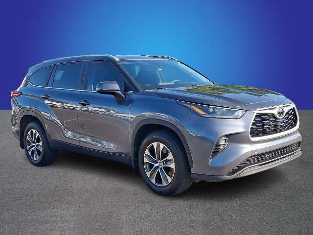 Used 2023 Toyota Highlander XLE AWD/4WD image 3