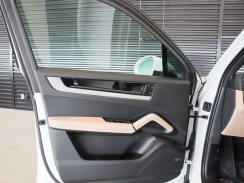 Certified 2024 Porsche Cayenne AWD/4WD image 22