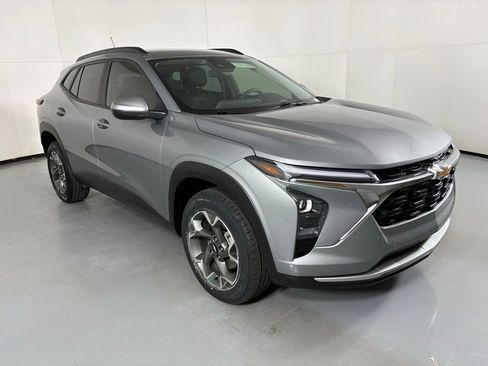 Used 2024 Chevrolet Trax LT image 2