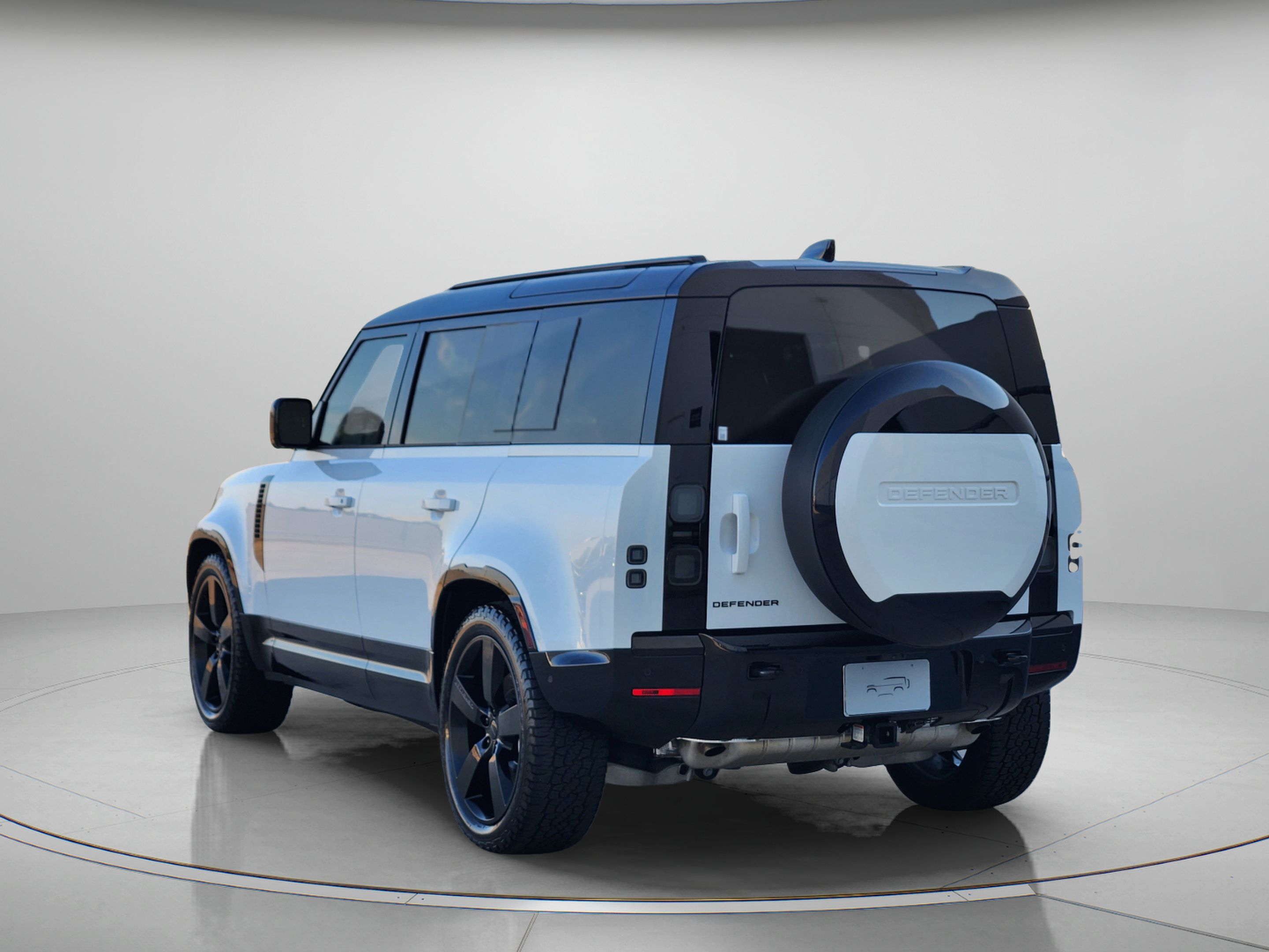 Certified 2026 Land Rover Defender 110 X-Dynamic SE AWD/4WD image 3